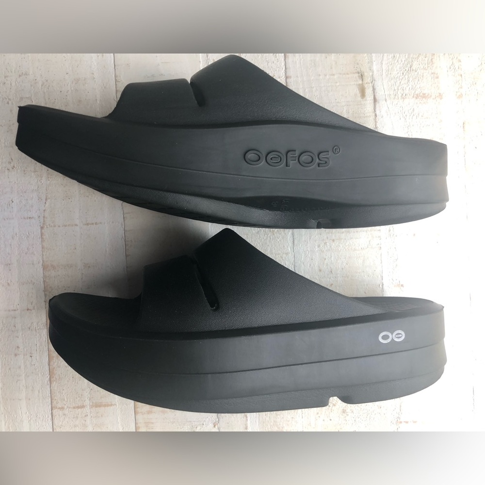 OOFOS OOmega black sandals